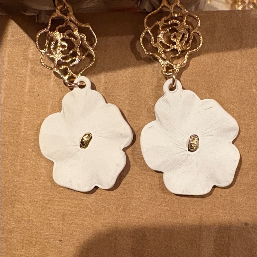 🆕 Elegant Gold and White Floral Dropping Post Earrings - Picture 3 of 4